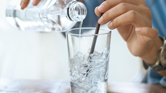 Những thói quen xấu ngày nắng nóng dễ gây sốc nhiệt, đột quỵ - Ảnh 2.