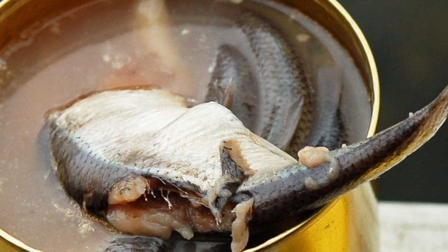 Món ăn "thối nhất thế giới": Khó ngửi tới mức không được phép mở trong nhà - Ảnh 2.