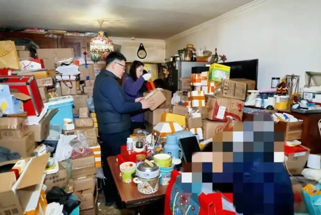 Cụ bà mê mua hàng trên mạng, 30 người dọn 12 giờ mới thấy mặt sàn - Ảnh 1.