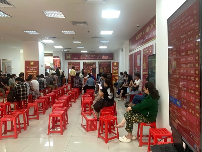 Khởi tố ông Vũ Minh Châu ảnh hưởng đến thị trường vàng Bảo Tín Minh Châu 2026 - Ảnh 4. Khởi tố ông Vũ Minh Châu ảnh hưởng đến thị trường vàng Bảo Tín Minh Châu 2026 - Ảnh 4.