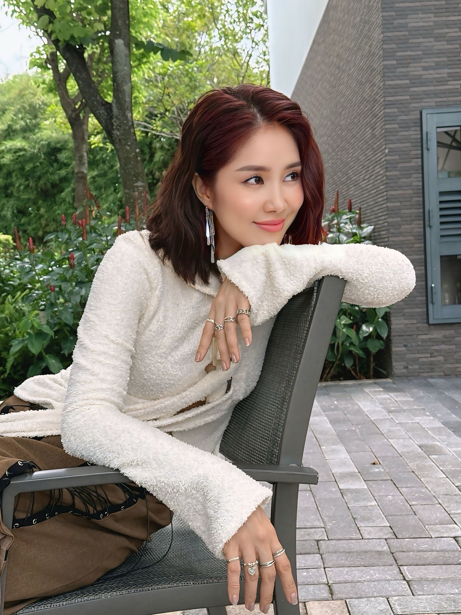 Chụp ảnh cùng bạn diễn kém tuổi, Lê Phương vẫn trẻ đẹp ở tuổi 41- Ảnh 3.