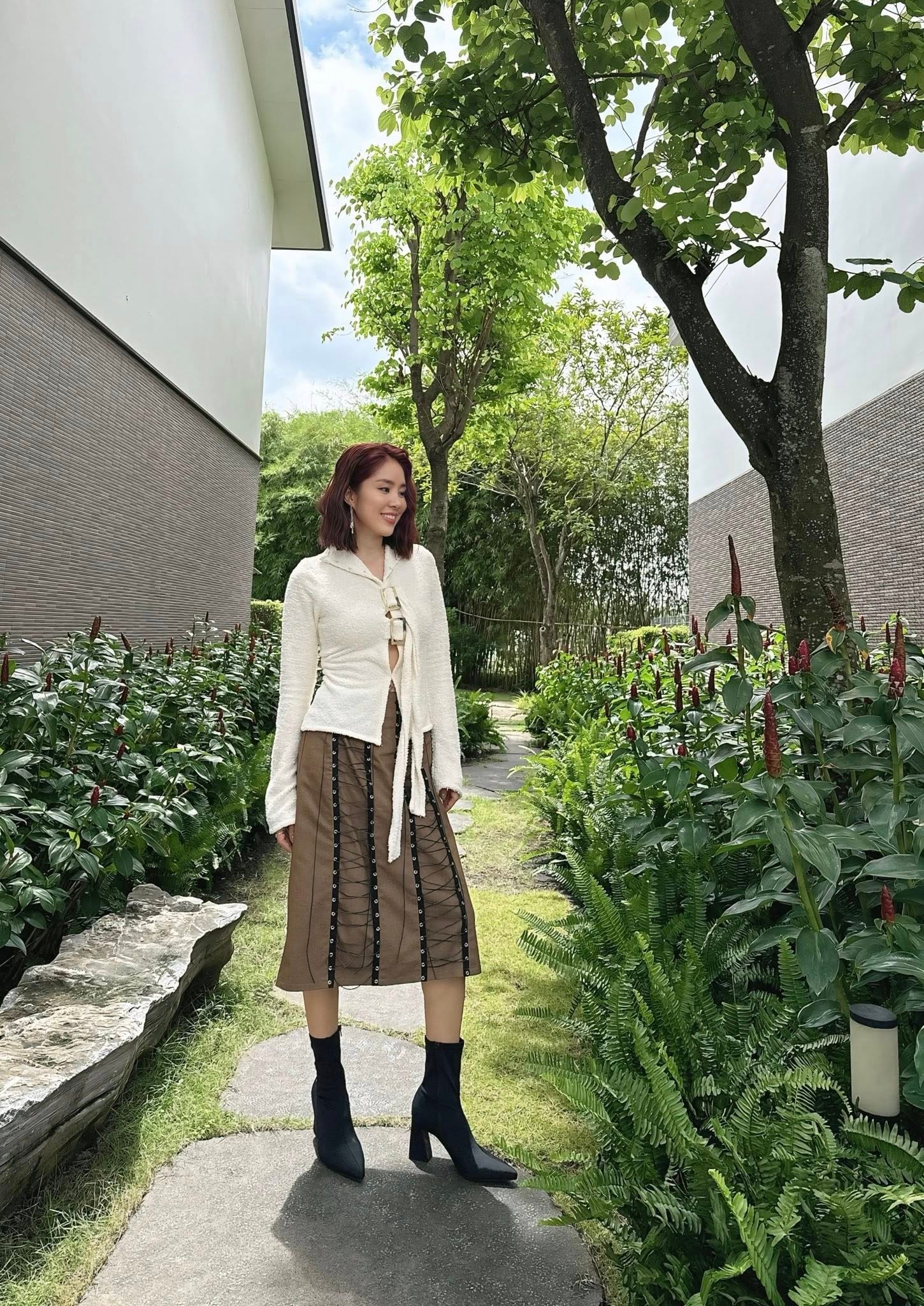 Chụp ảnh cùng bạn diễn kém tuổi, Lê Phương vẫn trẻ đẹp ở tuổi 41- Ảnh 4.