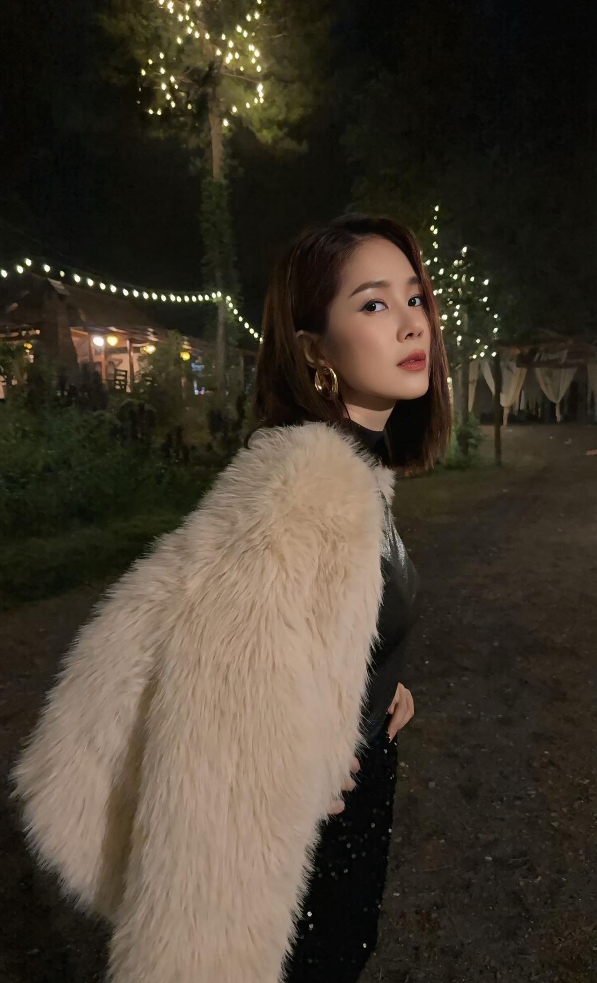 Chụp ảnh cùng bạn diễn kém tuổi, Lê Phương vẫn trẻ đẹp ở tuổi 41- Ảnh 5.