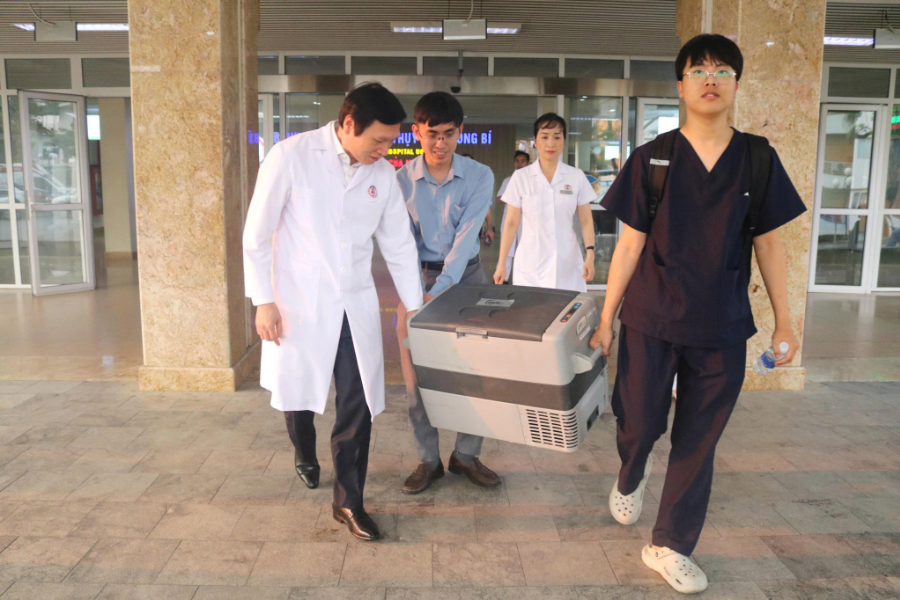 Các bác sĩ nhanh chóng vận chuyển mô tạng để cứu sống người bệnh khác cho kịp thời gian vàng