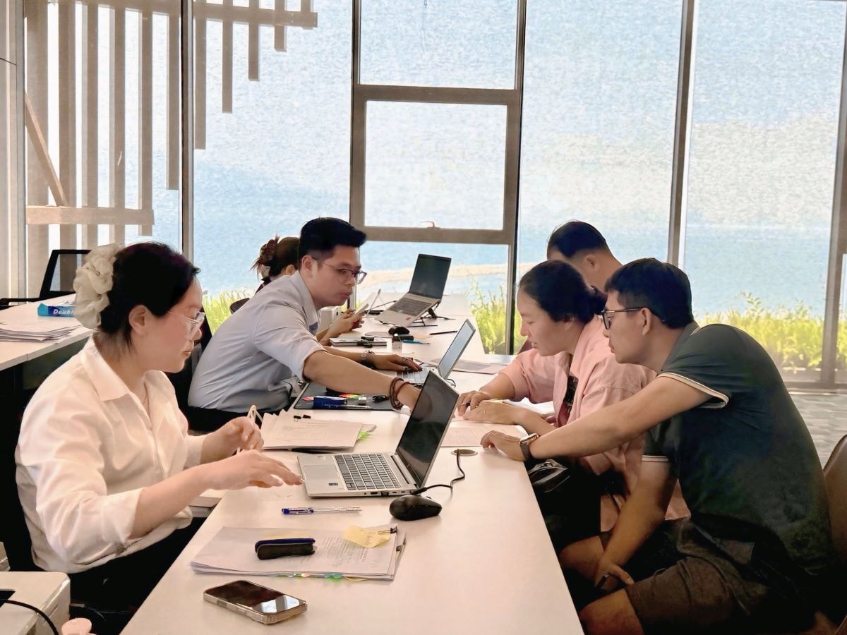 Vợ chồng anh Hoài tiến hành thủ tục ký cọc tại văn phòng Vinhomes Hải Vân Bay Đà Nẵng.