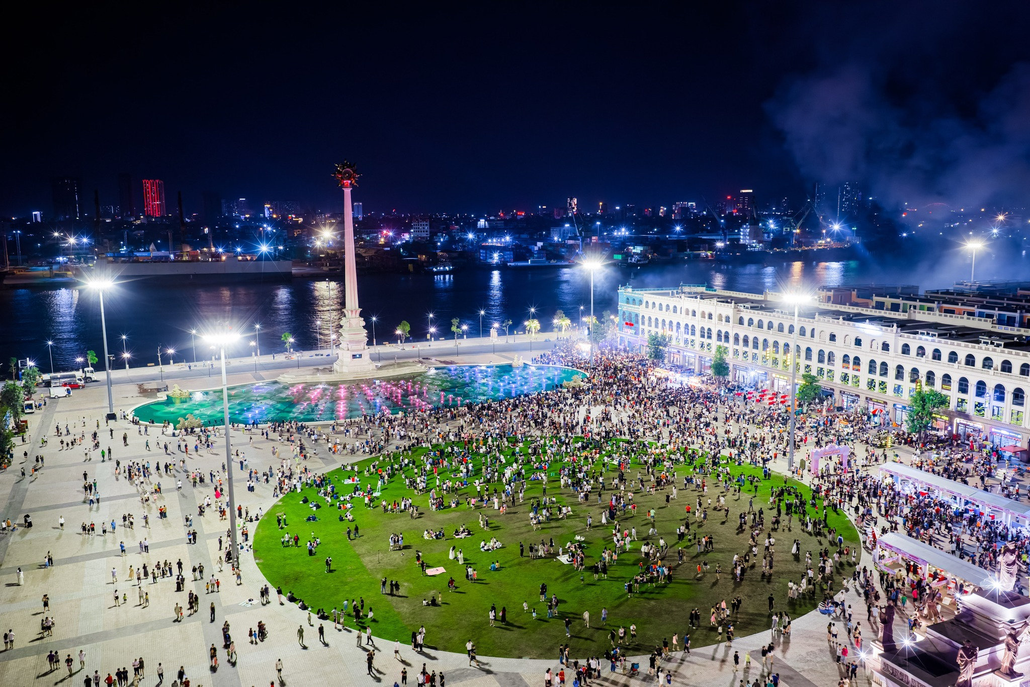 Quảng trường châu Âu là điểm hẹn quen thuộc của cộng đồng cư dân và du khách.