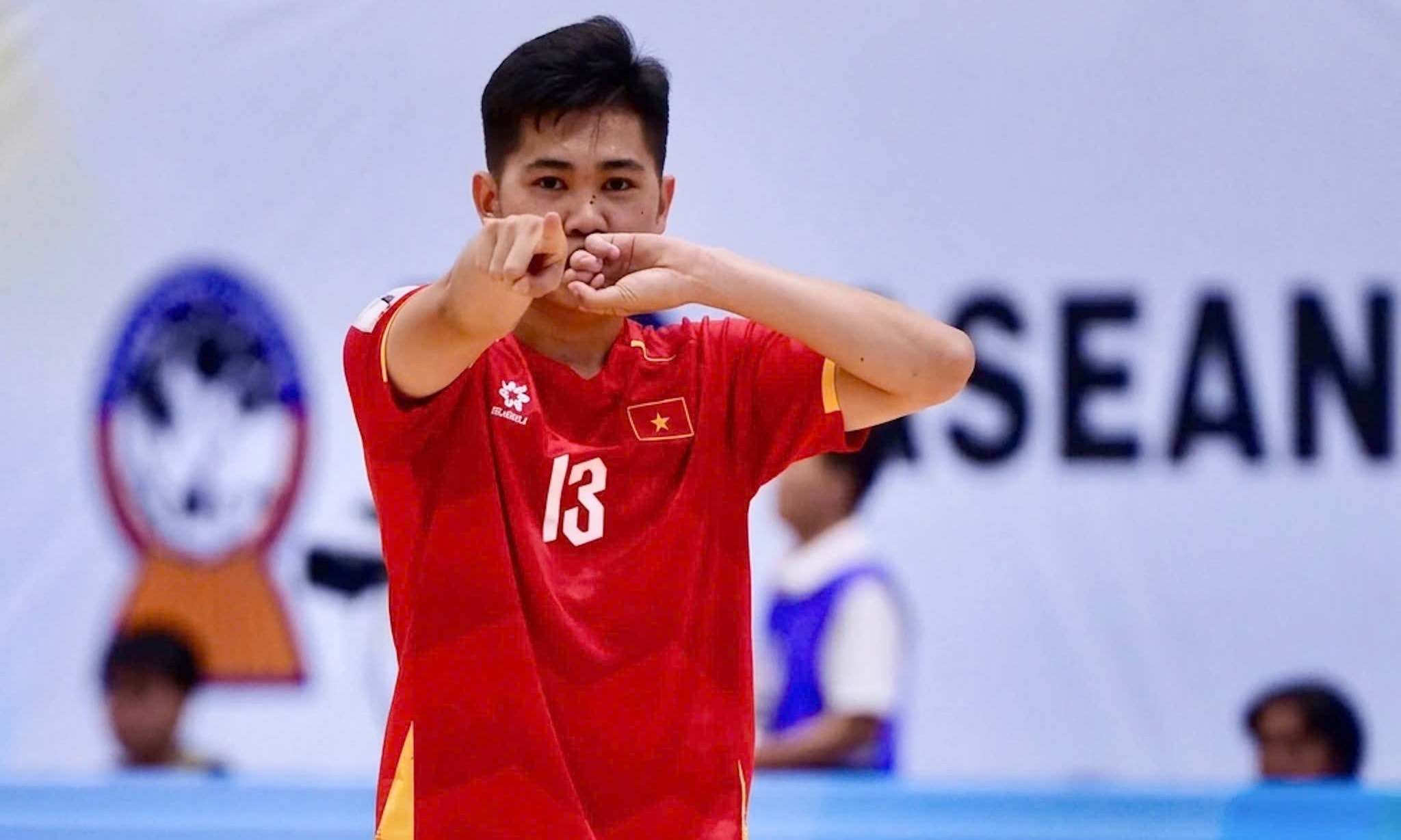 Đội tuyển futsal Việt Nam tạm đứng đầu bảng trước khi đấu với Thái Lan.