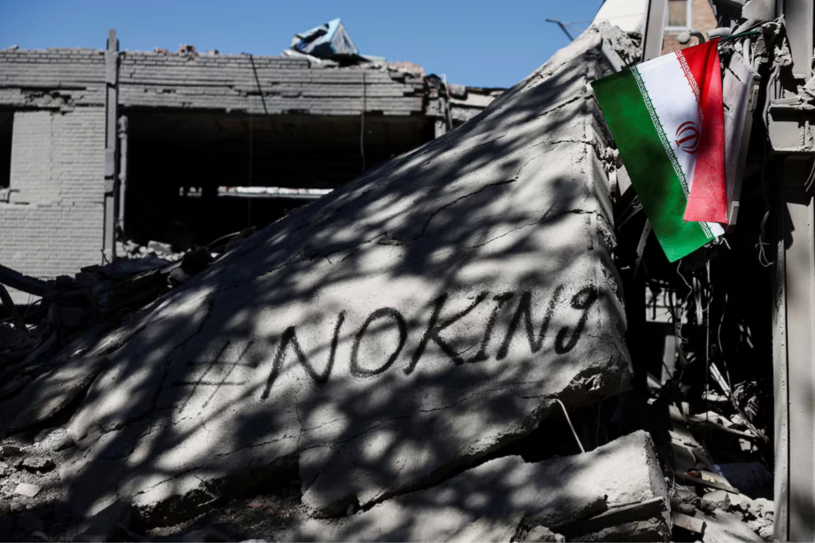 Đống đổ nát bên trong thủ đô Tehran, Iran. (Ảnh: Reuters)