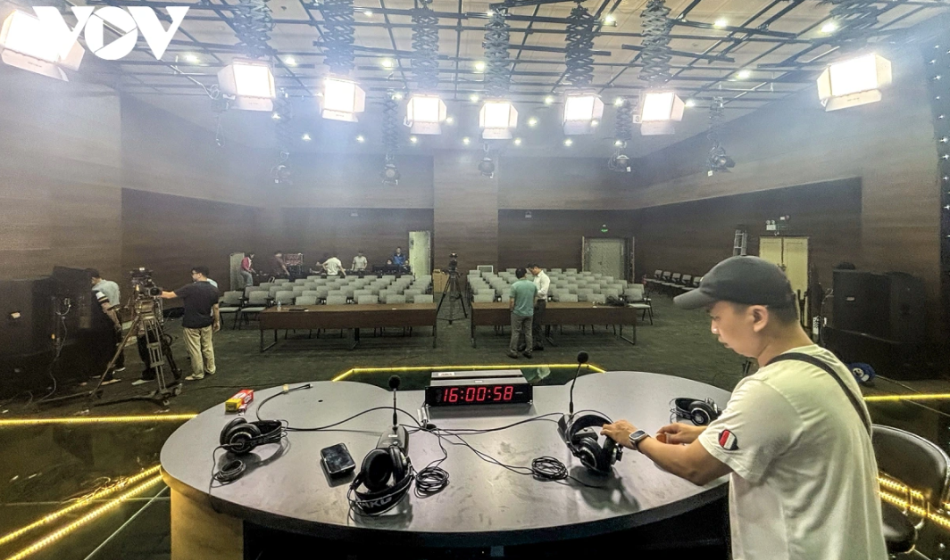 Phòng thi phát thanh trực tiếp được bố trí tại trường quay S7 của Báo và PTTH Quảng Ninh. Ông Huỳnh Thăng Long, Phó Giám đốc Trung tâm sản xuất và Lưu trữ chương trình đánh giá đây là phòng phát thanh hiện đại. Sự kết hợp giữa hạ tầng tại chỗ và trang thiết bị chuyên dụng từ Hà Nội sẽ đảm bảo phục vụ tốt nhất cho các phần thi.