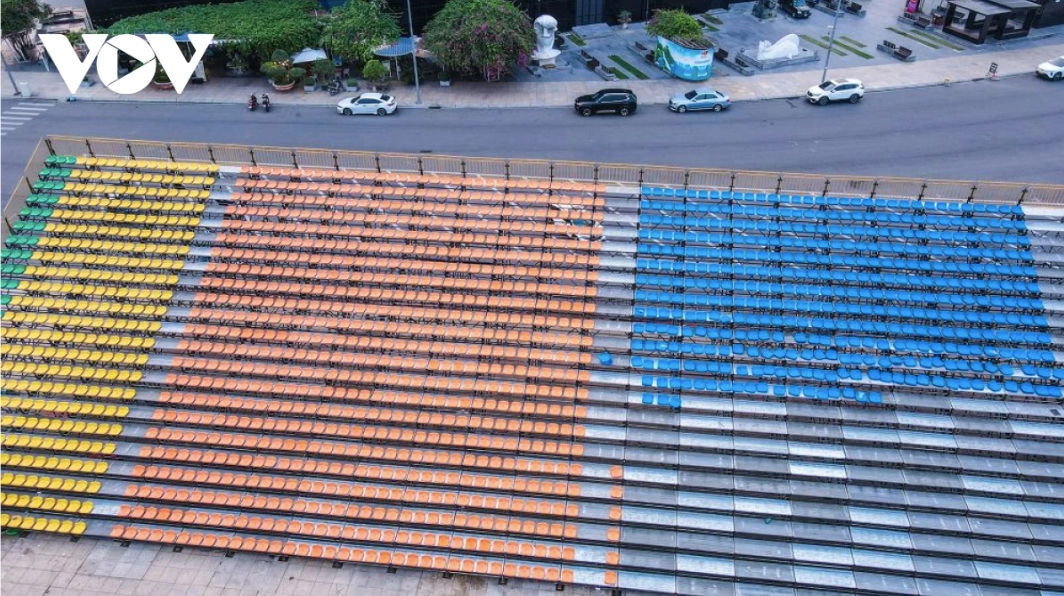 Các khu vực khán đài đang được lắp đặt khẩn trương, đảm bảo các yêu cầu về kỹ thuật. Sơ đồ chỗ ngồi (seatmap) theo các khu vực (zone) được đặt tên từ hình tượng trung tâm “sóng”, lan toả tới “Kỷ nguyên”, “Vươn mình”, “Quảng Ninh” và “Việt Nam”. Bao quanh là các zone “Đất mỏ”, “Anh hùng”, “Khí phách”, “Hiên ngang”, “Tương lai”, “Sáng ngời”, “Đoàn kết”, “Kỷ cương”, “Tự cường”, “Bản lĩnh”, “Nghĩa tình”, “Hào sảng”, “Văn minh”, “Sáng tạo”.