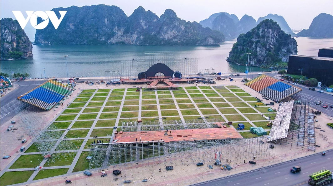 Sân khấu lễ khai mạc Liên hoan Phát thanh toàn quốc “Thanh âm kỷ nguyên mới” cũng đang được khẩn trương lắp đặt tại Quảng trường 30/10, phường Hạ Long.