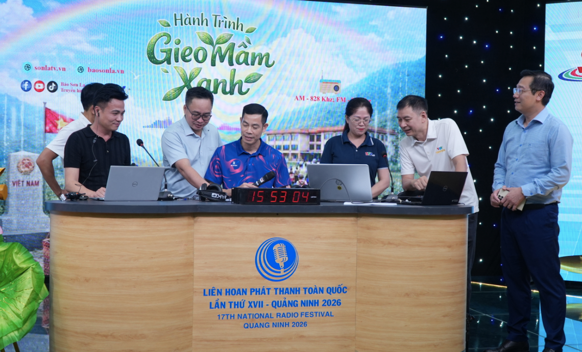 Phó Tổng giám đốc VOV Phạm Mạnh Hùng, Trưởng ban tổ chức Liên hoan Phát thanh toàn quốc 2026 kiểm tra công tác chuẩn bị cho phần thi phát thanh trực tiếp.