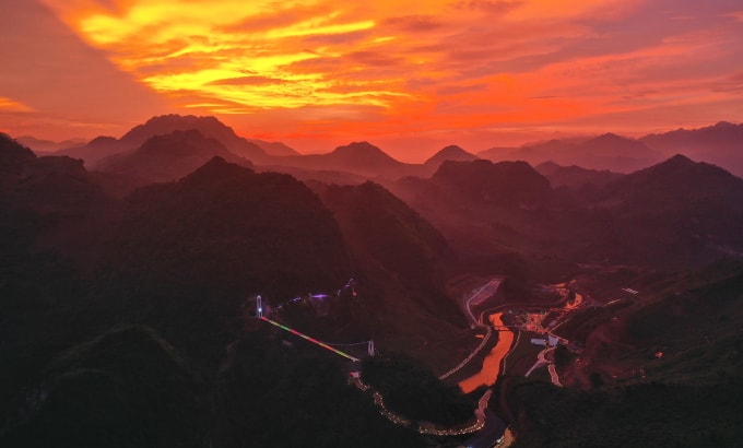 Cầu kính Mộc Châu dài nhất thế giới được công nhận Kỷ lục Guinness. Ảnh: Ngọc Thành