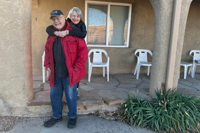 Hank và vợ Gosia, người hướng dẫn viên năm xưa, tại căn nhà ở Mỹ. Ảnh: Natalia Wróblewska