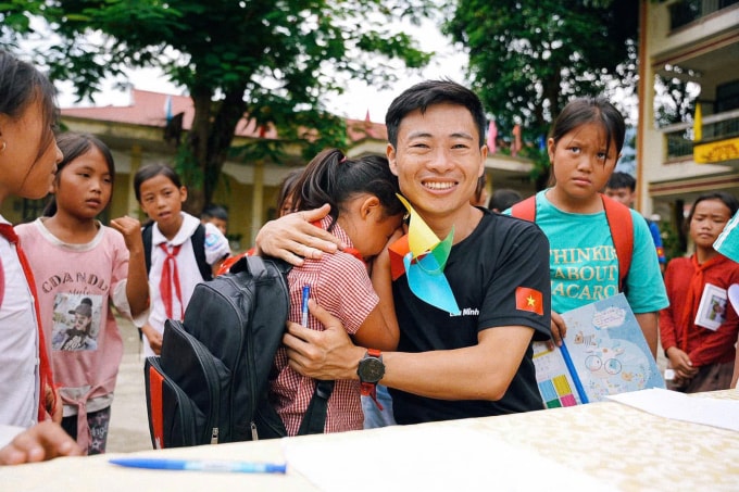 Một học sinh xúc động khi nhận được ảnh kỷ yếu từ anh Lưu Minh Khương (áo đen), 32 tuổi, ở Hà Nội. Ảnh: Nhân vật cung cấp