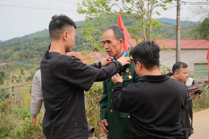 Một cựu chiến binh ở xã Sơn Lộ, Cao Bằng được nhóm anh Khương chụp ảnh tặng, tháng 3/2026. Ảnh: Kỷ yếu trên bản