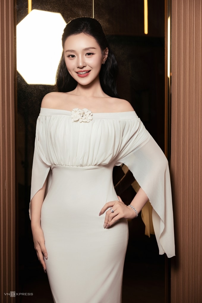 Khánh Như mặc tôn dáng tại cuộc trò chuyện cùng VnExpress sau cuộc thi. Ảnh: Viết Qúy