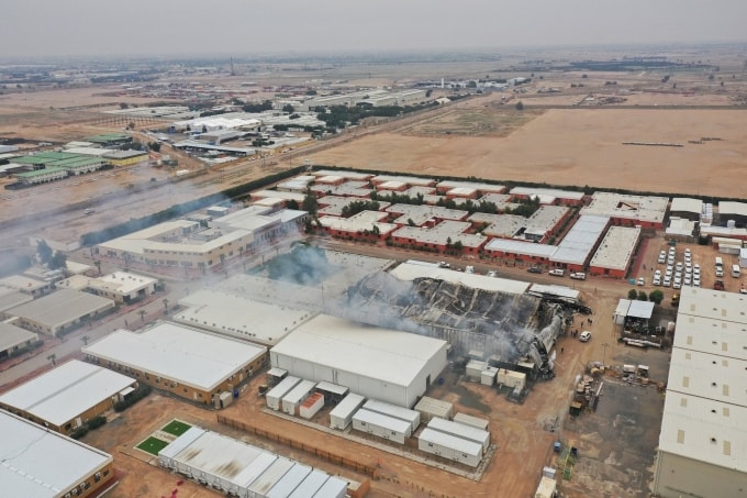 Một cơ sở sản xuất dầu mỏ tại Basra bị tấn công ngày 4/4. Ảnh: Reuters