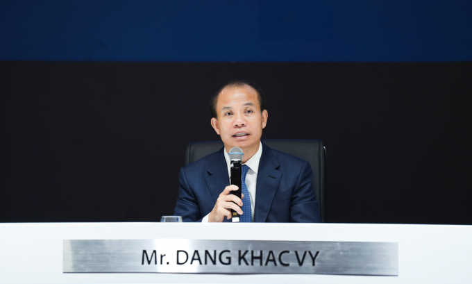 Ông Đặng Khắc Vỹ, Chủ tịch Hội đồng quản trị chia sẻ tại sự kiện. Ảnh: VIB