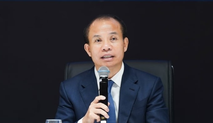 Ông Đặng Khắc Vỹ chia sẻ tại Đại hội ngày 8/4. Ảnh: VIB