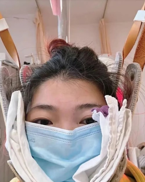 Một phụ nữ đeo khẩu trang khi thực hiện bài tập treo cổ. Ảnh: Weibo