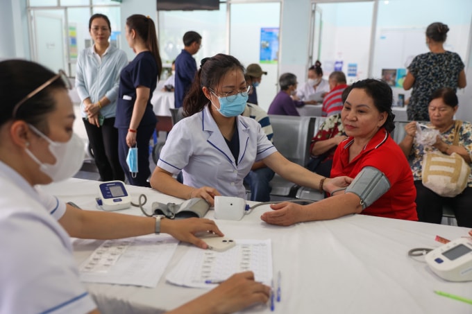 Bác sĩ các bệnh viện lớn ở TP HCM khám miễn phí cho người dân tại các trạm y tế nhân Ngày Sức khỏe toàn dân 7/4. Ảnh: Quỳnh Trần