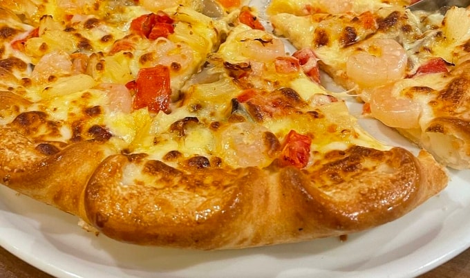 Món chiên ngập dầu, cứng như pizza gây khó nuốt. Ảnh: Anh Chi