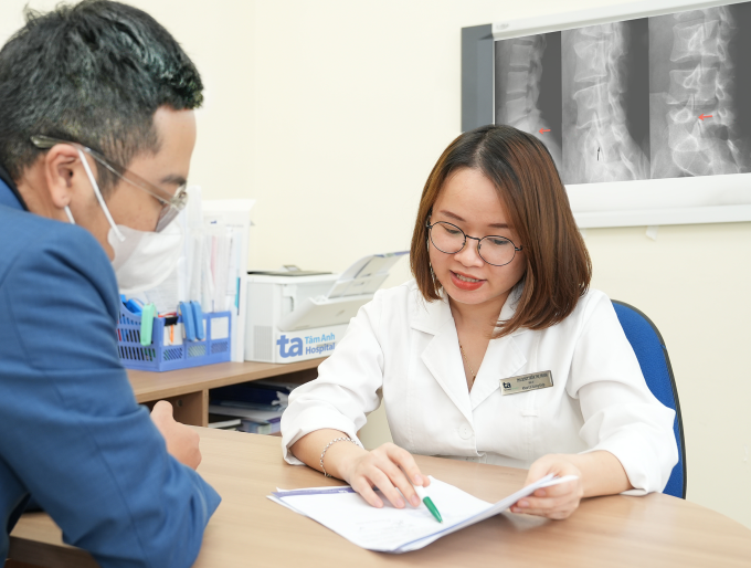 Bác sĩ Trinh tư vấn cho người bệnh có gai đốt sống. Ảnh minh họa: Bệnh viện Đa khoa Tâm Anh