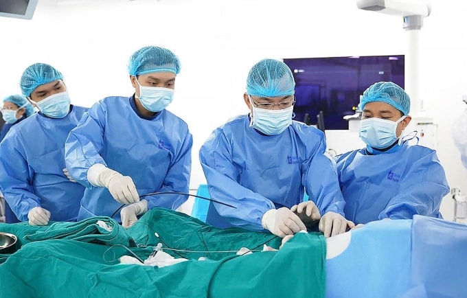 Êkíp can thiệp đặt stent cho anh Ngọc. Ảnh: Bệnh viện Đa khoa Tâm Anh