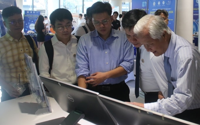 Các đại biểu tham quan các gian hàng tại triển lãm y tế thông minh, ngày 8/4. Ảnh: Song Khuê