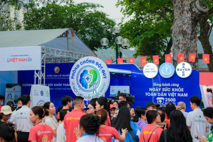 Người dân tham gia hoạt động chăm sóc sức khỏe. Ảnh: Long Châu