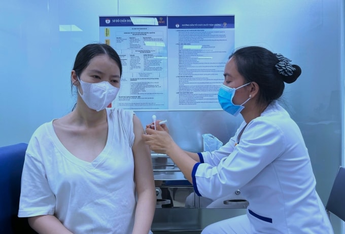 Một khách tiêm vaccine viêm gan B loại đơn để phòng bệnh tại Hệ thống Tiêm chủng VNVC. Ảnh: Diệu Thuần