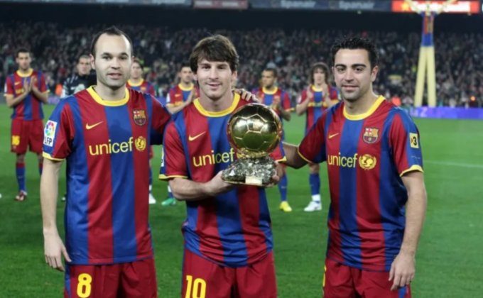 Andres Iniesta, Lionel Messi và Xavi (từ trái qua) - ba cầu thủ trưởng thành từ lò La Masia - trong ngày ngôi sao Argentina nâng Quả Bóng Vàng 2010 tại Camp Nou. Ảnh: FC Barcelona