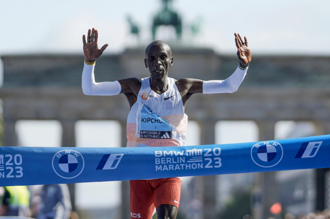 Huyền thoại Eliud Kipchoge về nhất lần thứ năm tại Berlin Marathon 2023. Ảnh: AP