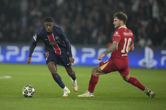 Ousmane Dembele (trái) đi bóng trong trận PSG gặp Liverpool ở lượt đi vòng 1/8 Champions League mùa 2024-2025. Ảnh: AP