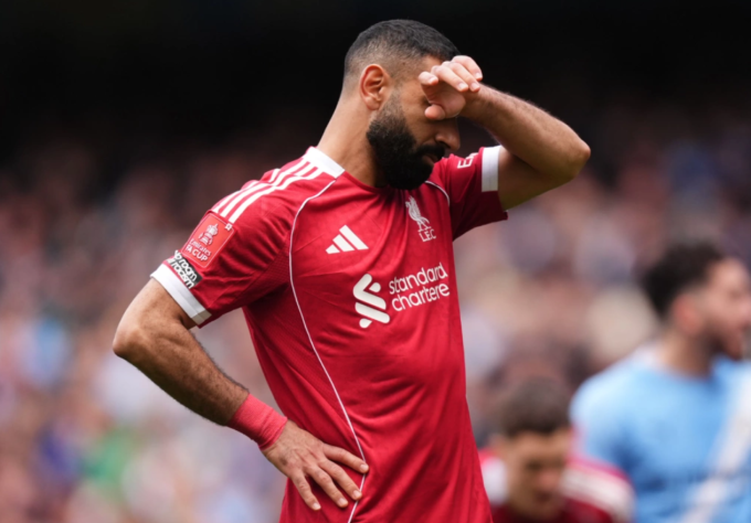 Salah thất vọng sau khi đá hỏng phạt đền trước Man City. Ảnh: PA