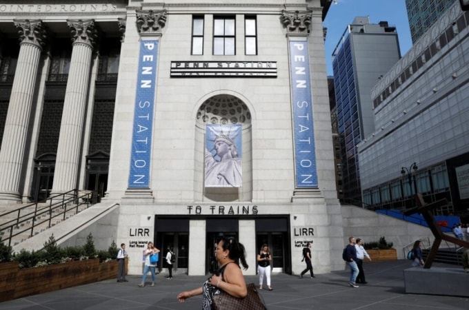 Các hành khách đi làm buổi sáng đi ngang lối vào Moynihan Train Hall tại Penn Station, thành phố New York, Mỹ ngày 17/8/2017. Ảnh: Reuters