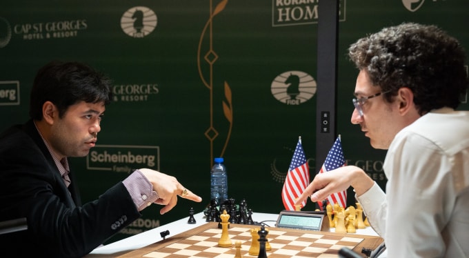 Nakamura (trái) thắng Caruana để đòi lại vị trí số hai thế giới. Ảnh: FIDE