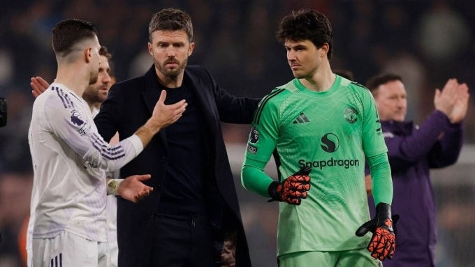 HLV Carrick (áo đen) nói chuyện với các cầu thủ sau trận Bournemouth 2-2 Man Utd hôm 20/3 ở vòng 31 Ngoại hạng Anh. Ảnh: Action Images