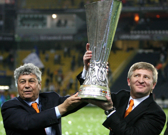 Mircea Lucescu (trái) nâng cao chiếc Cup UEFA cùng chủ sở hữu Shakhtar Donetsk Rinat Akhmetov, sau khi đánh bại Werder Bremen trong trận chung kết năm 2009. Ảnh: Reuters