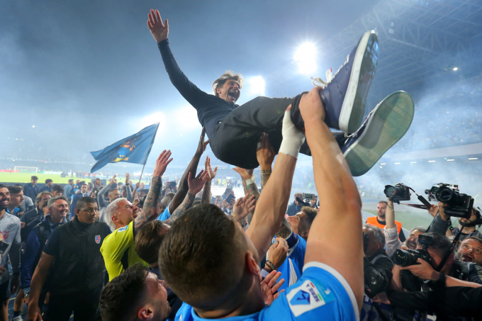 HLV Antonio Conte của Napoli được các học trò tung lên không trung sau khi vô địch Serie A 2024-2025. Ảnh: AFP