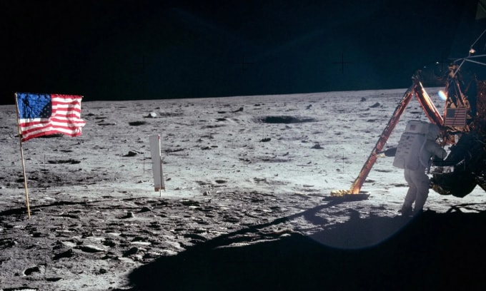 Phi hành gia Neil Armstrong của nhiệm vụ Apollo 11 được người bạn đồng hành Buzz Aldrin chụp ảnh sau khi cắm cờ trên Mặt Trăng vào tháng 7/1969. Ảnh: NASA