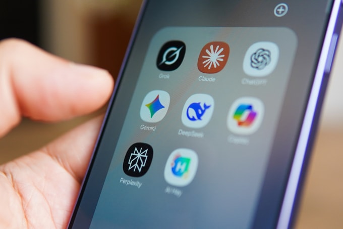 Logo các ứng dụng AI Grok, Claude, ChatGPT, Gemini, DeepSeek, Copilot, Perplexity, AI Hay trên điện thoại. Ảnh: Lưu Quý