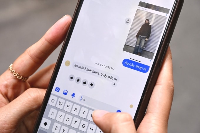 Một người Việt đang nhắn tin tìm hiểu sản phẩm qua ứng dụng Messenger. Ảnh: Trọng Đạt