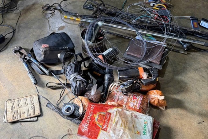 Phạm Tuấn Giang và đồng phạm chuẩn bị dụng cụ trộm chó. Ảnh: Ngọc Oanh