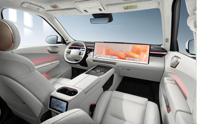 Khoang lái Lynk & Co 900 hạn chế nút bấm vật lý, ưu tiên màn hình kích thước lớn. Ảnh: Lynk & Co