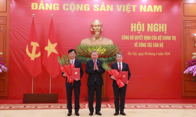 Tổng Bí thư Tô Lâm trao quyết định của Bộ Chính trị điều động ông Nguyễn Duy Ngọc làm Trưởng ban Tổ chức Trung ương và ông Nguyễn Hải Ninh làm Chánh Văn phòng Trung ương Đảng. Ảnh: Hoàng Phong