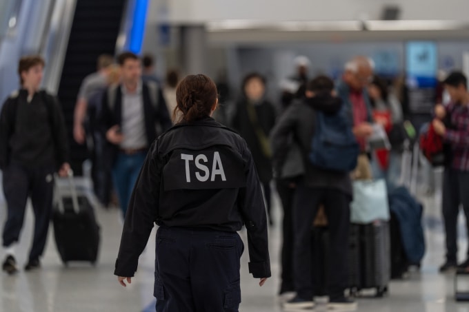 Nhân viên an ninh tại sân bay quốc tế Los Angeles ngày 27/3. Ảnh: AP