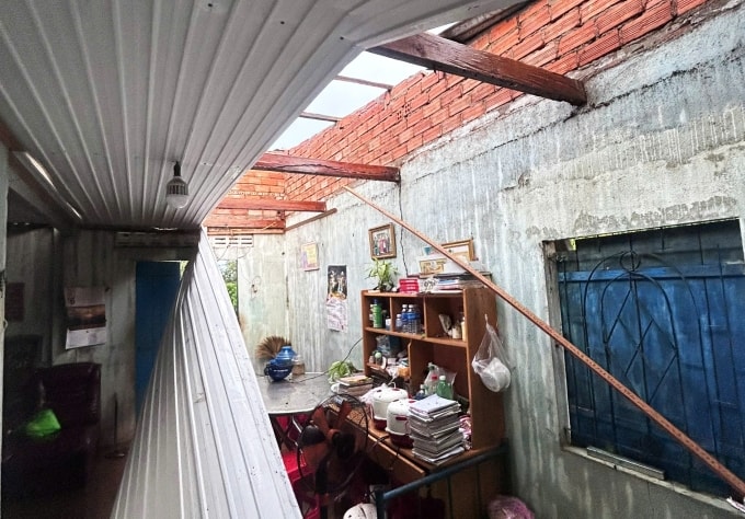 Một căn nhà ở phường 1 bị lốc xoáy giật tốc mái. Ảnh: Hoài Thanh