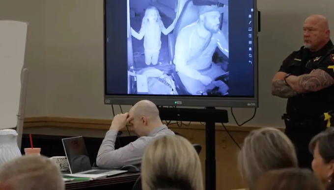 Tanner Horner chống tay lên trán khi công tố viên đệ trình bằng chứng. Ảnh: FOX4